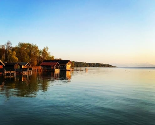 Blick auf den Starnberger See am Abend mit Bergen im Hintergrund