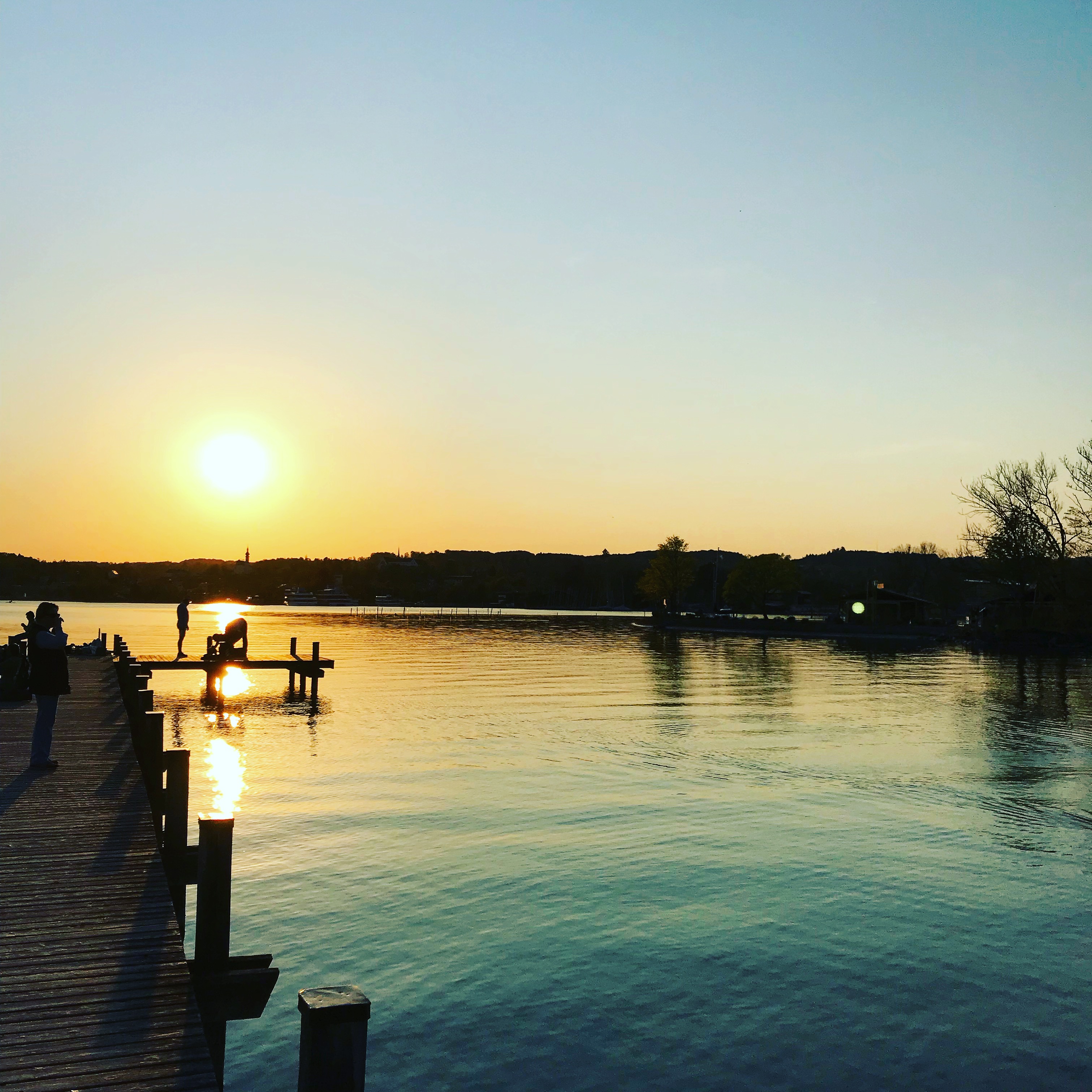 Abendstimmung am Starnberger See mit Blick auf See und untergehender Sonne