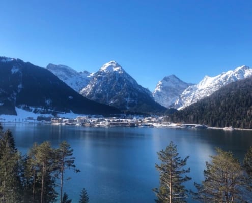 Blick auf den Achensee im Winter