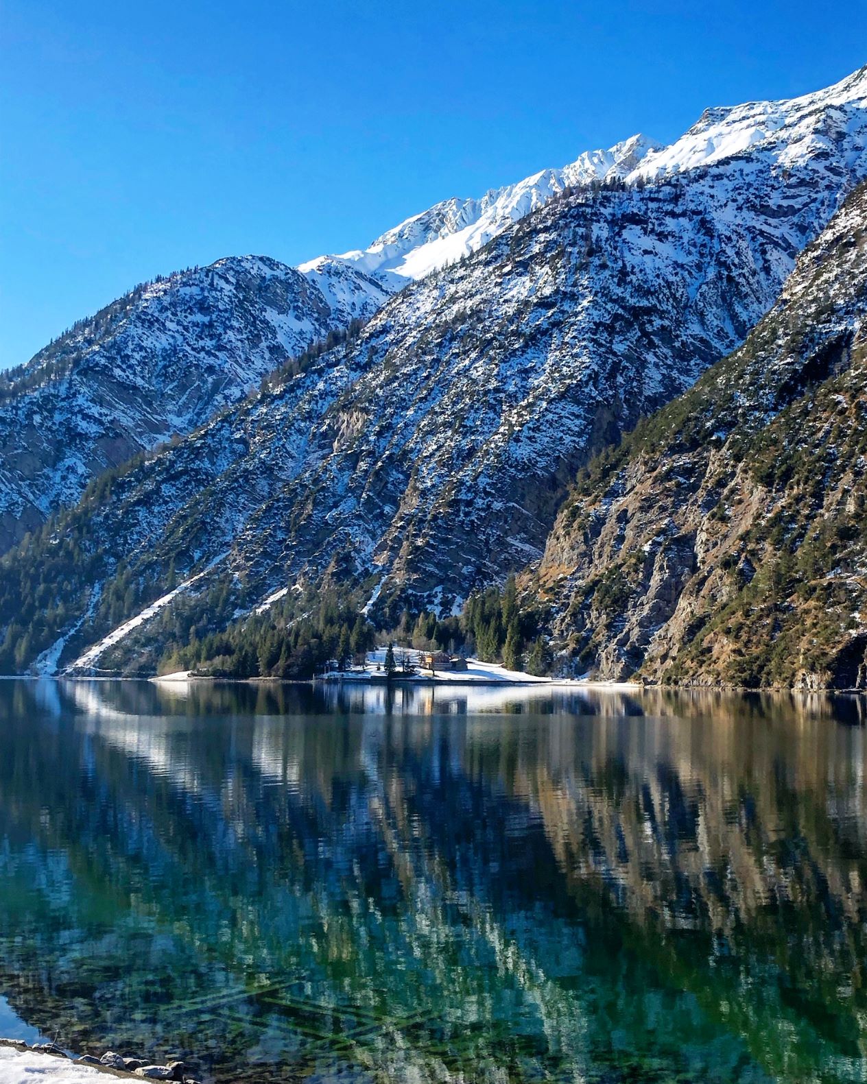 Reflektierender Achensee im Winter