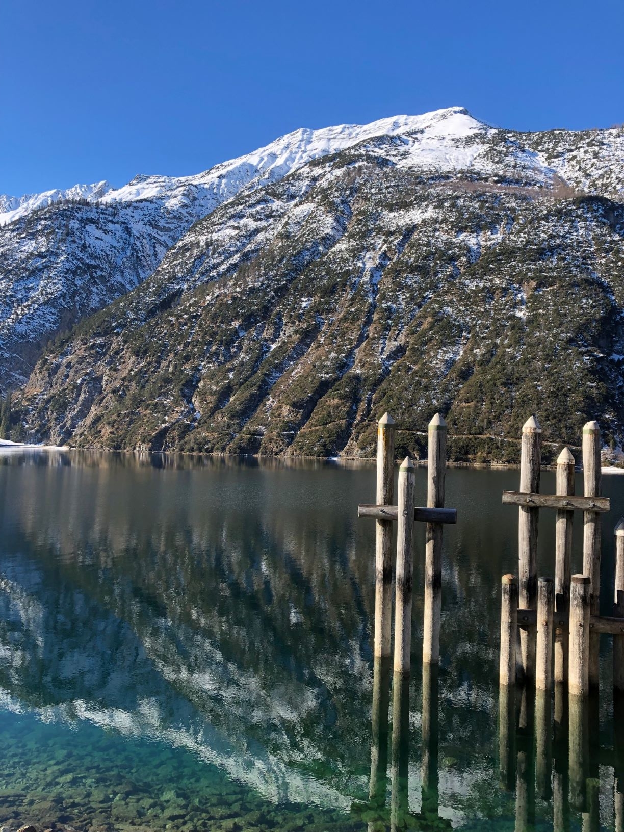 Reflektierender Achensee im Winter